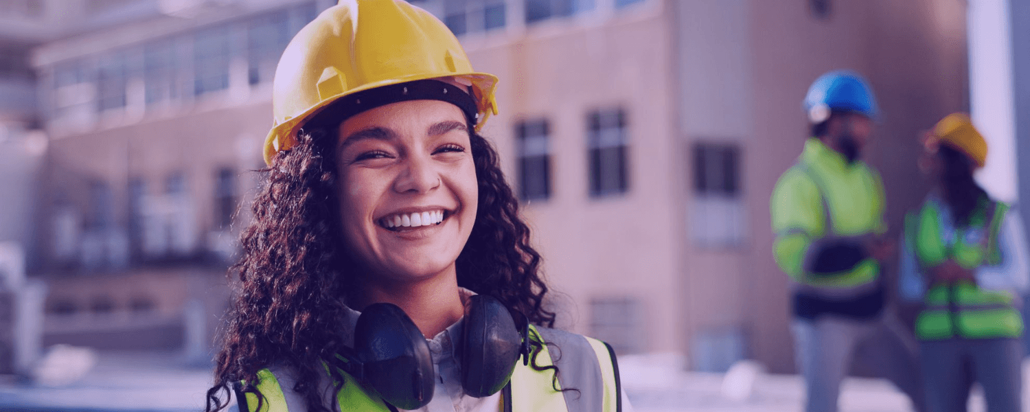 mulher de capcete de segurança sorrindo